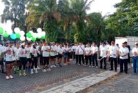 Pemimpin Wilayah XII Jawa Timur, Ahmad Zaenuddin didampingi Deputi Bisnis PT. Pegadaian Syariah Area Madura, Anwar Hidayat melepas peserta fun run 5k di halaman Stadion Gelora Bangkalan. (KLIKMADURA)