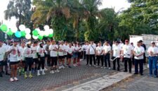 Pemimpin Wilayah XII Jawa Timur, Ahmad Zaenuddin didampingi Deputi Bisnis PT. Pegadaian Syariah Area Madura, Anwar Hidayat melepas peserta fun run 5k di halaman Stadion Gelora Bangkalan. (KLIKMADURA)