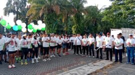 Pemimpin Wilayah XII Jawa Timur, Ahmad Zaenuddin didampingi Deputi Bisnis PT. Pegadaian Syariah Area Madura, Anwar Hidayat melepas peserta fun run 5k di halaman Stadion Gelora Bangkalan. (KLIKMADURA)