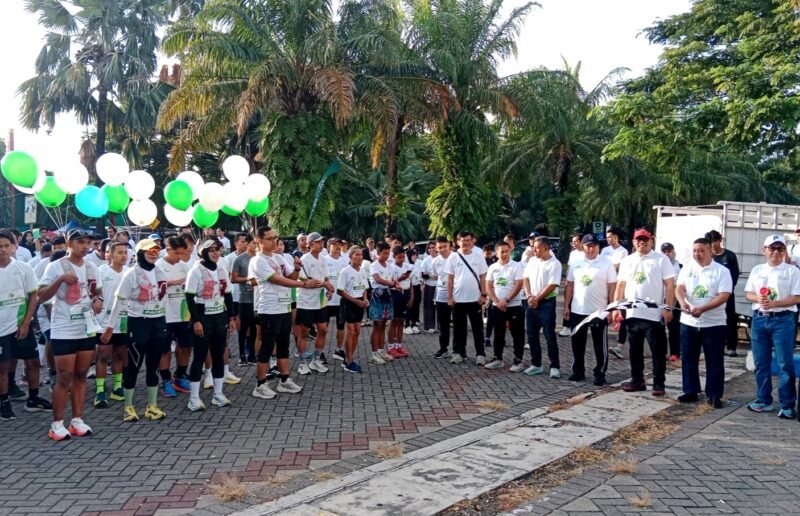 Pemimpin Wilayah XII Jawa Timur, Ahmad Zaenuddin didampingi Deputi Bisnis PT. Pegadaian Syariah Area Madura, Anwar Hidayat melepas peserta fun run 5k di halaman Stadion Gelora Bangkalan. (KLIKMADURA)