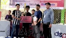 Sekretaris Afkab Pamekasan, Miftahul Arifin menyerahkan hadiah secara simbolis kepada runner up GKFT 2026. (DOK. KLIKMADURA)
