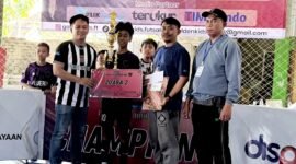 Sekretaris Afkab Pamekasan, Miftahul Arifin menyerahkan hadiah secara simbolis kepada runner up GKFT 2026. (DOK. KLIKMADURA)