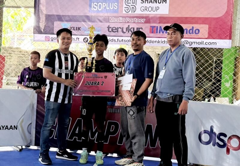 Sekretaris Afkab Pamekasan, Miftahul Arifin menyerahkan hadiah secara simbolis kepada runner up GKFT 2026. (DOK. KLIKMADURA)