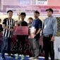 Sekretaris Afkab Pamekasan, Miftahul Arifin menyerahkan hadiah secara simbolis kepada runner up GKFT 2026. (DOK. KLIKMADURA)