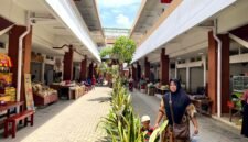 Warga berada di Pasar Kolpajung, Pamekasan. (DOK. KLIKMADURA)