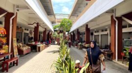 Warga berada di Pasar Kolpajung, Pamekasan. (DOK. KLIKMADURA)