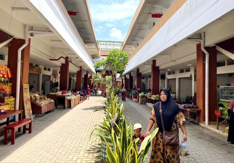 Warga berada di Pasar Kolpajung, Pamekasan. (DOK. KLIKMADURA)