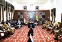 Rombongan SKK Migas Jabanusa berbincang dengan Sekkab Pamekasan Taufikurrachman di Peringgitan Dalam, Mandhapa Agung Ronggosukowati Pamekasan. (MOH. IQBALUL KHAVEI MZ / KLIKMADURA)