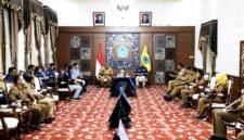 Rombongan SKK Migas Jabanusa berbincang dengan Sekkab Pamekasan Taufikurrachman di Peringgitan Dalam, Mandhapa Agung Ronggosukowati Pamekasan. (MOH. IQBALUL KHAVEI MZ / KLIKMADURA)