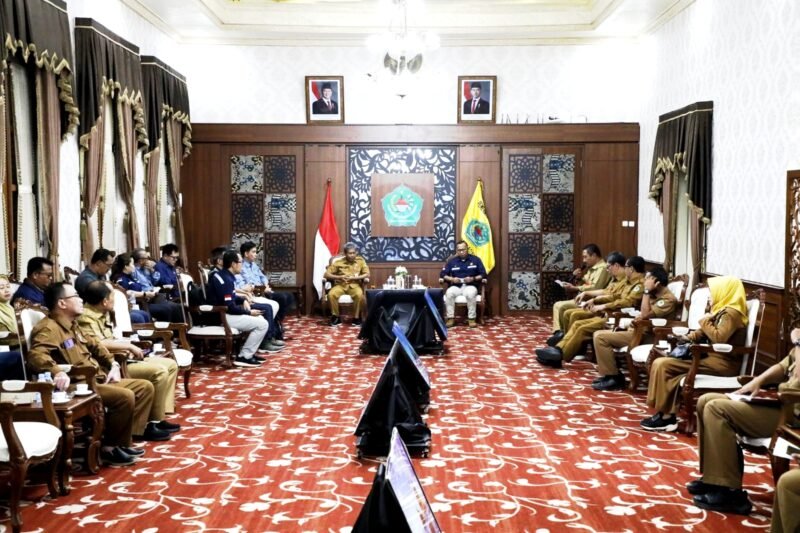 Rombongan SKK Migas Jabanusa berbincang dengan Sekkab Pamekasan Taufikurrachman di Peringgitan Dalam, Mandhapa Agung Ronggosukowati Pamekasan. (MOH. IQBALUL KHAVEI MZ / KLIKMADURA)