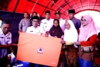 Bupati Pamekasan KH. Kholilurrahman saat meninjau lokasi tanah bergerak di Desa Sana Daja, Kecamatan Pasean, Pamekasan (PROKOPIMDA FOR KLIK MADURA).
