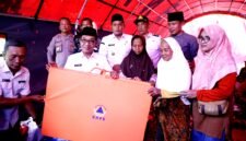 Bupati Pamekasan KH. Kholilurrahman saat meninjau lokasi tanah bergerak di Desa Sana Daja, Kecamatan Pasean, Pamekasan (PROKOPIMDA FOR KLIK MADURA).