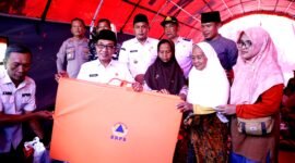 Bupati Pamekasan KH. Kholilurrahman saat meninjau lokasi tanah bergerak di Desa Sana Daja, Kecamatan Pasean, Pamekasan (PROKOPIMDA FOR KLIK MADURA).