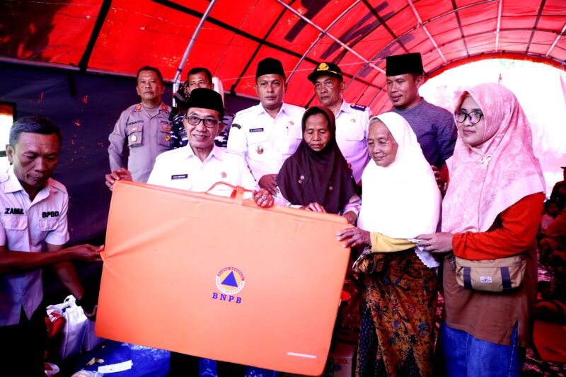 Bupati Pamekasan KH. Kholilurrahman saat meninjau lokasi tanah bergerak di Desa Sana Daja, Kecamatan Pasean, Pamekasan (PROKOPIMDA FOR KLIK MADURA).