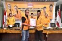 Ach. Suhairi menerima SK pengangkatan sebagai Ketua DPC Partai Hanura Kabupaten Pamekasan dari pengurus DPD Hanura Jawa Timur. (ISTIMEWA)