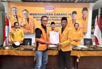 Ach. Suhairi menerima SK pengangkatan sebagai Ketua DPC Partai Hanura Kabupaten Pamekasan dari pengurus DPD Hanura Jawa Timur. (ISTIMEWA)