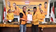 Ach. Suhairi menerima SK pengangkatan sebagai Ketua DPC Partai Hanura Kabupaten Pamekasan dari pengurus DPD Hanura Jawa Timur. (ISTIMEWA)