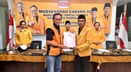 Ach. Suhairi menerima SK pengangkatan sebagai Ketua DPC Partai Hanura Kabupaten Pamekasan dari pengurus DPD Hanura Jawa Timur. (ISTIMEWA)