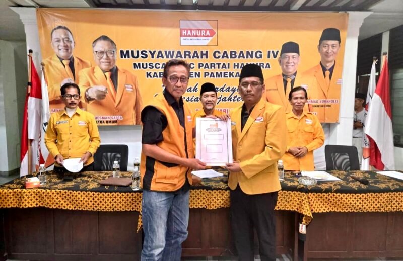 Ach. Suhairi menerima SK pengangkatan sebagai Ketua DPC Partai Hanura Kabupaten Pamekasan dari pengurus DPD Hanura Jawa Timur. (ISTIMEWA)