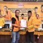 Ach. Suhairi menerima SK pengangkatan sebagai Ketua DPC Partai Hanura Kabupaten Pamekasan dari pengurus DPD Hanura Jawa Timur. (ISTIMEWA)