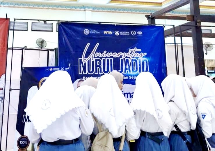 Ratusan pelajar menyerbu stand Universitas Nurul Jadid (Unuja) pada kegiatan edufair di Graha Adi Poday Sumenep. (DOK. KLIKMADURA)