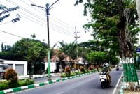 Warga melintas di area PJU tepatnya di Jalan Kabupaten Pamekasan. (MOH. IQBALUL KHAVEI MZ / KLIKMADURA)