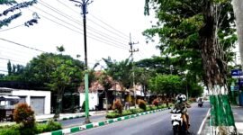 Warga melintas di area PJU tepatnya di Jalan Kabupaten Pamekasan. (MOH. IQBALUL KHAVEI MZ / KLIKMADURA)
