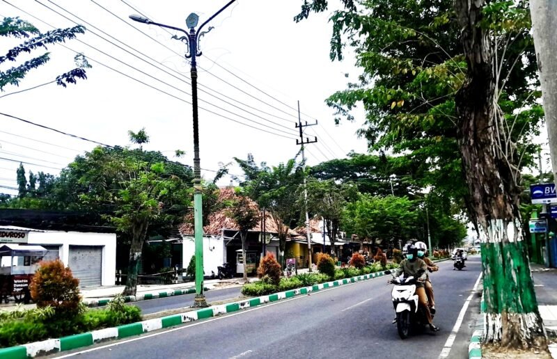 Warga melintas di area PJU tepatnya di Jalan Kabupaten Pamekasan. (MOH. IQBALUL KHAVEI MZ / KLIKMADURA)