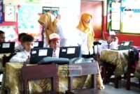 Guru SDN Bettet I membimbing siswa beberapa waktu kalu. (DOK. LENSA SEKOLAH KITA / KLIKMADURA)