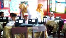 Guru SDN Bettet I membimbing siswa beberapa waktu kalu. (DOK. LENSA SEKOLAH KITA / KLIKMADURA)