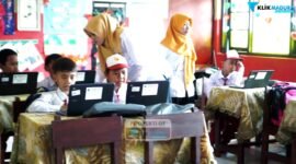 Guru SDN Bettet I membimbing siswa beberapa waktu kalu. (DOK. LENSA SEKOLAH KITA / KLIKMADURA)