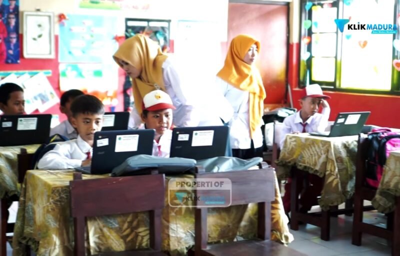 Guru SDN Bettet I membimbing siswa beberapa waktu kalu. (DOK. LENSA SEKOLAH KITA / KLIKMADURA)