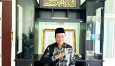 Kepala Kantor Kementerian Haji dan Umrah (KHU) Pamekasan Abdul Halim saat ditemui di ruang kerjanya (LAILIYATUN NURIYAH/KLIK MADURA).