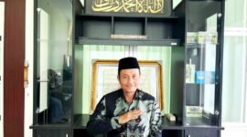 Kepala Kantor Kementerian Haji dan Umrah (KHU) Pamekasan Abdul Halim saat ditemui di ruang kerjanya (LAILIYATUN NURIYAH/KLIK MADURA).