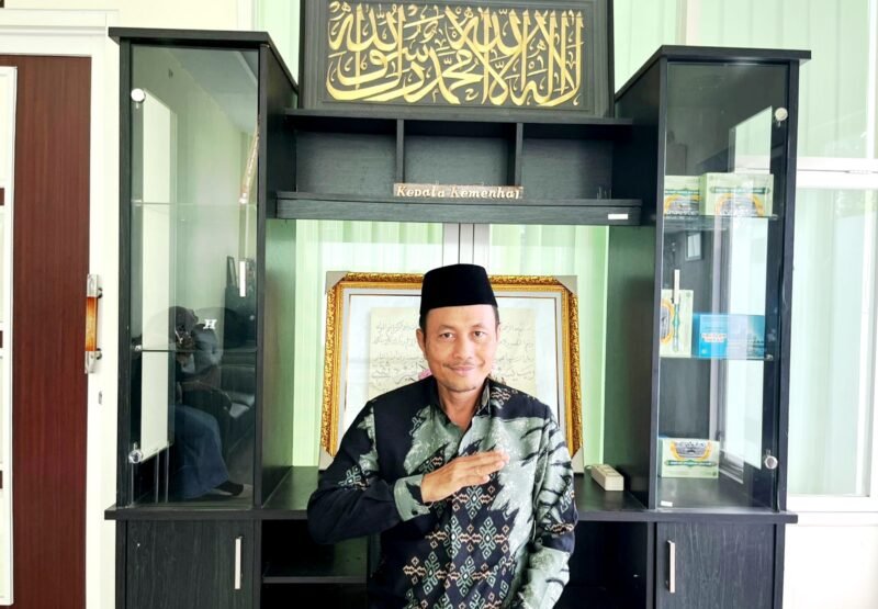 Kepala Kantor Kementerian Haji dan Umrah (KHU) Pamekasan Abdul Halim saat ditemui di ruang kerjanya (LAILIYATUN NURIYAH/KLIK MADURA).