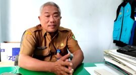 Kepala Dinas Sosial (Dinsos) Kabupaten Pamekasan, Herman Hidayat saat ditemui di ruang kerjanya. (MOH. IQBALUL KHAVEI MZ / KLIKMADURA)