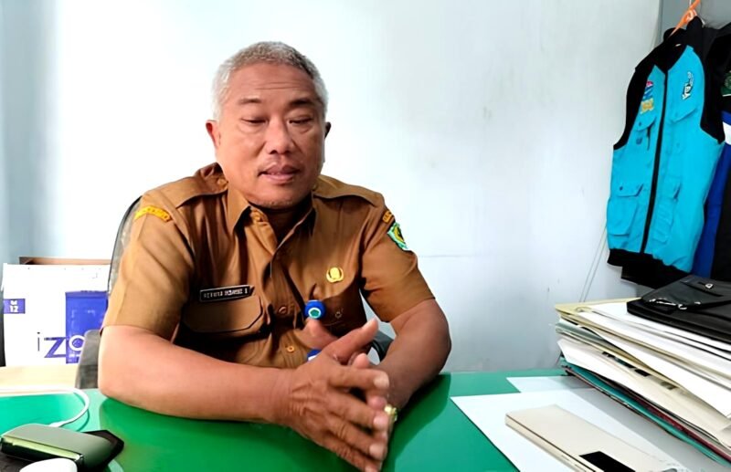 Kepala Dinas Sosial (Dinsos) Kabupaten Pamekasan, Herman Hidayat saat ditemui di ruang kerjanya. (MOH. IQBALUL KHAVEI MZ / KLIKMADURA)