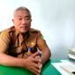 Kepala Dinas Sosial (Dinsos) Kabupaten Pamekasan, Herman Hidayat saat ditemui di ruang kerjanya. (MOH. IQBALUL KHAVEI MZ / KLIKMADURA)