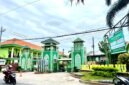 Pengendara melintas di depan Kampus Universitas Islam Madura (UIM). (MOH. IQBALUL KHAVEI MZ / KLIKMADURA)