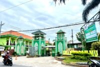 Pengendara melintas di depan Kampus Universitas Islam Madura (UIM). (MOH. IQBALUL KHAVEI MZ / KLIKMADURA)