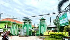 Pengendara melintas di depan Kampus Universitas Islam Madura (UIM). (MOH. IQBALUL KHAVEI MZ / KLIKMADURA)