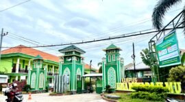 Pengendara melintas di depan Kampus Universitas Islam Madura (UIM). (MOH. IQBALUL KHAVEI MZ / KLIKMADURA)