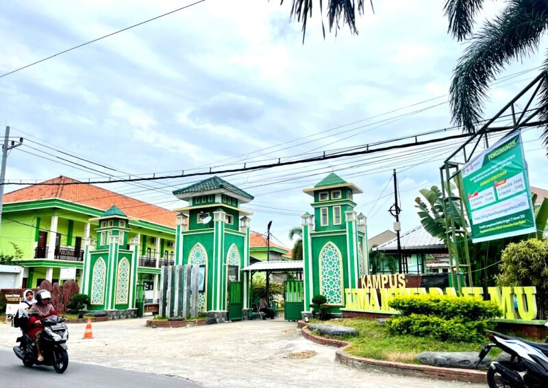 Pengendara melintas di depan Kampus Universitas Islam Madura (UIM). (MOH. IQBALUL KHAVEI MZ / KLIKMADURA)