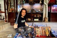 Budayawan Pamekasan Arief Wibisono saat memperlihatkan salah satu koleksi kerisnya (LAILIYATUN NURIYAH/KLIK MADURA).