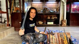 Budayawan Pamekasan Arief Wibisono saat memperlihatkan salah satu koleksi kerisnya (LAILIYATUN NURIYAH/KLIK MADURA).