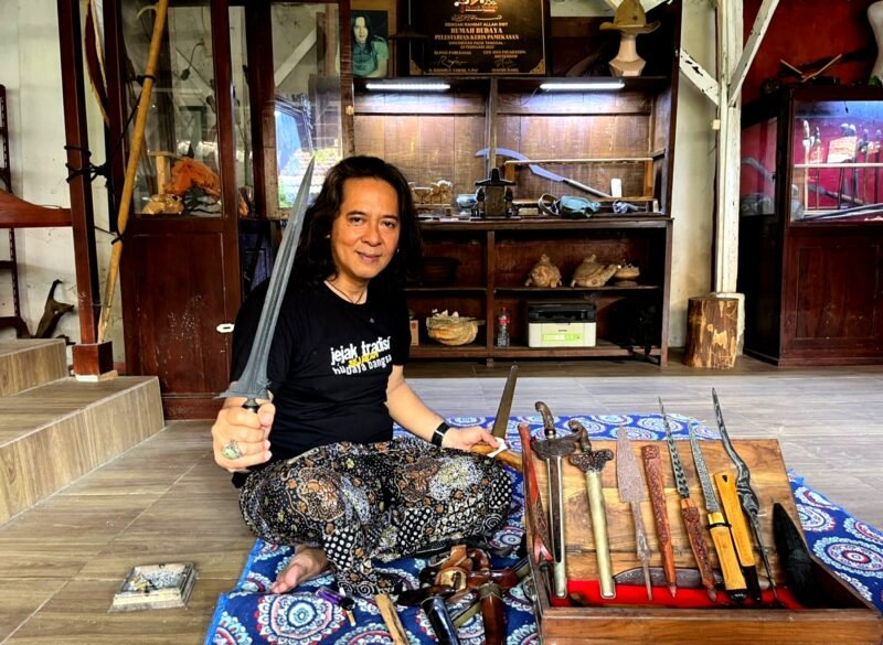 Budayawan Pamekasan Arief Wibisono saat memperlihatkan salah satu koleksi kerisnya (LAILIYATUN NURIYAH/KLIK MADURA).