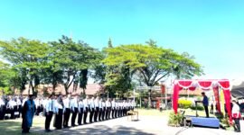 Ribuan pegawai PPPK paruh waktu saat mengikuti prosesi pelantikan di halaman Mandhapa Agung Ronggosukowati, Pamekasan. (DOK. KLIKMADURA)