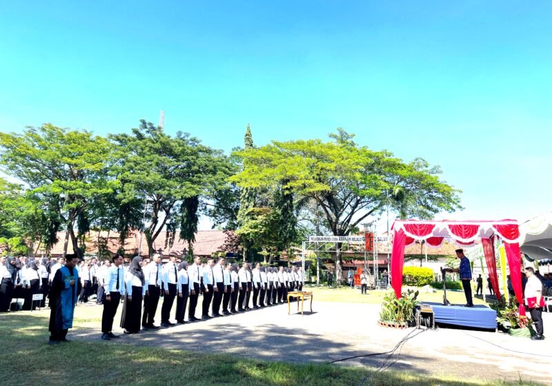 Ribuan pegawai PPPK paruh waktu saat mengikuti prosesi pelantikan di halaman Mandhapa Agung Ronggosukowati, Pamekasan. (DOK. KLIKMADURA)