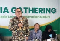 Deputi Bisnis PT. Pegadaian Syariah Area Madura, Anwar Hidayat saat memaparkan program di hadapan puluhan insan pers. (KLIKMADURA)