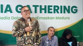 Deputi Bisnis PT. Pegadaian Syariah Area Madura, Anwar Hidayat saat memaparkan program di hadapan puluhan insan pers. (KLIKMADURA)